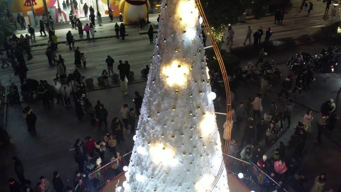 台州市温岭市银泰购物中心平安夜圣诞节