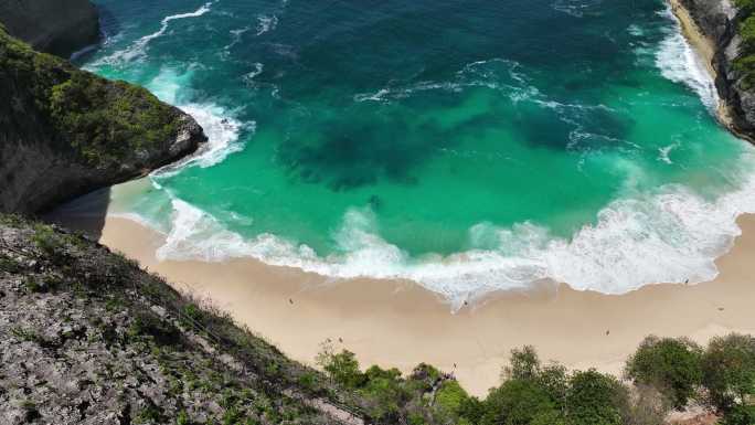 印尼努沙佩尼达岛精灵坠崖沙滩和绿松石大海