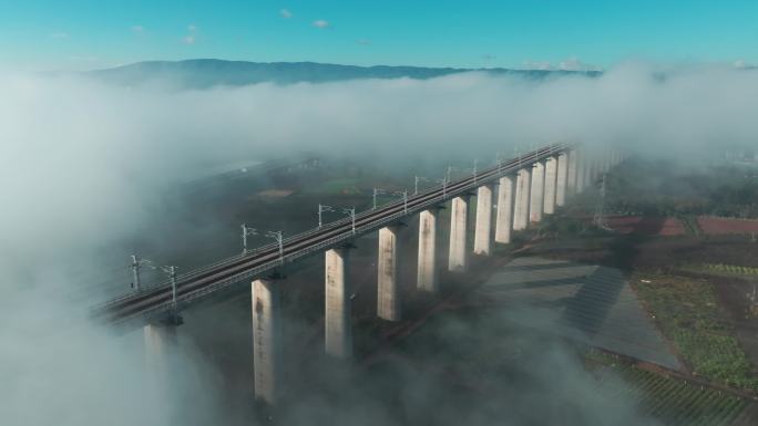 晨雾中动车运行在铁路高架桥50帧素材