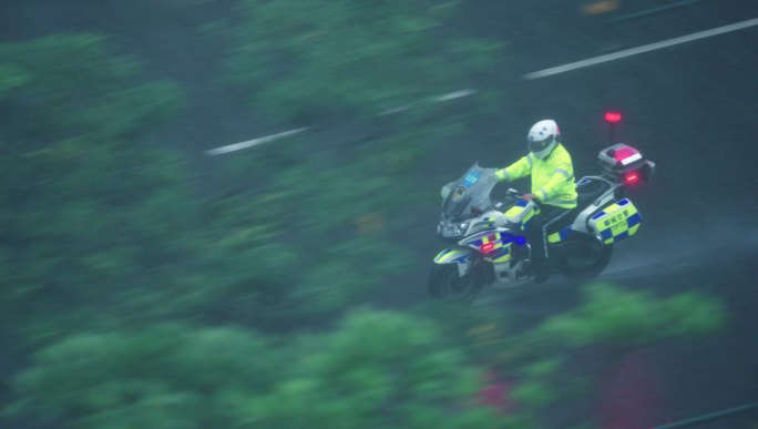 交警雨天巡逻