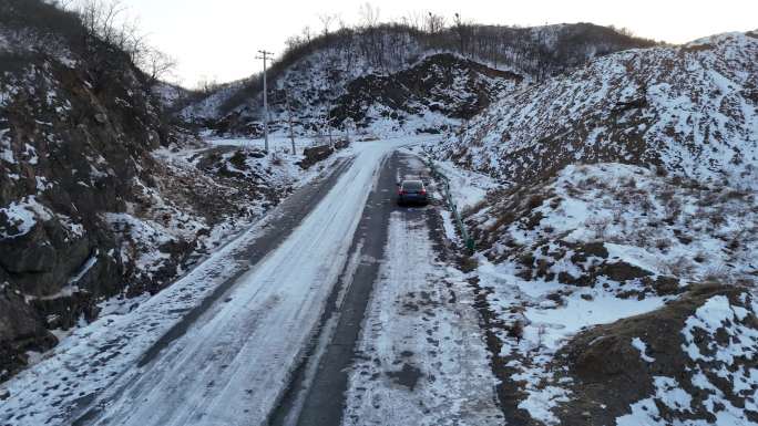 航拍北方雪后山峰湖农村