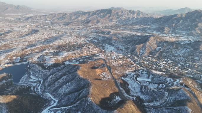 航拍北方雪后山峰湖农村