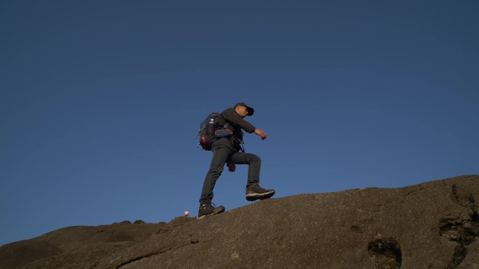 登山攀登逆光阳光人物剪影