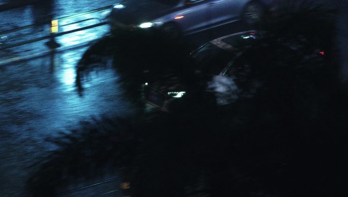 雨夜白色奥迪轿车