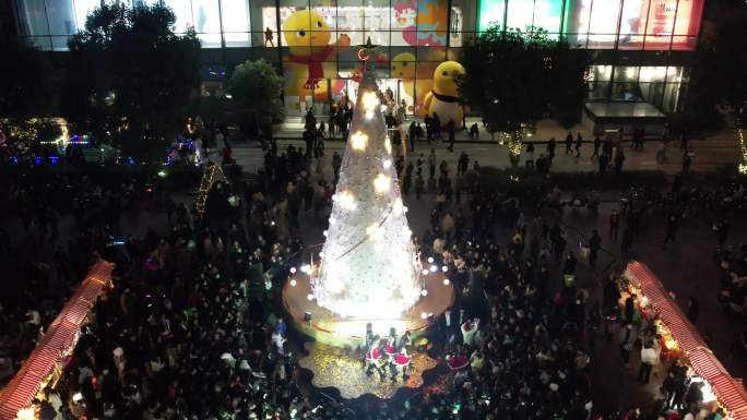 台州市温岭市银泰购物中心平安夜圣诞节