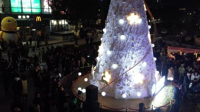台州市温岭市银泰购物中心平安夜圣诞节