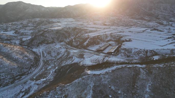 航拍北方雪后山峰湖农村