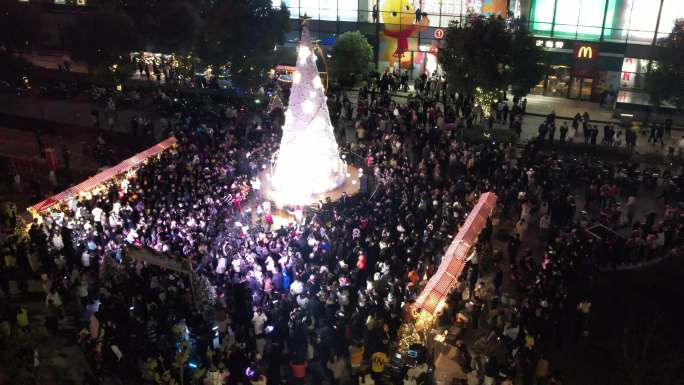 台州市温岭市银泰购物中心平安夜圣诞节