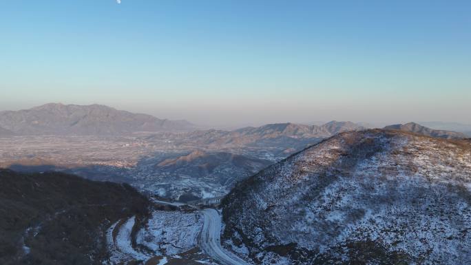 航拍北方雪后山峰湖农村