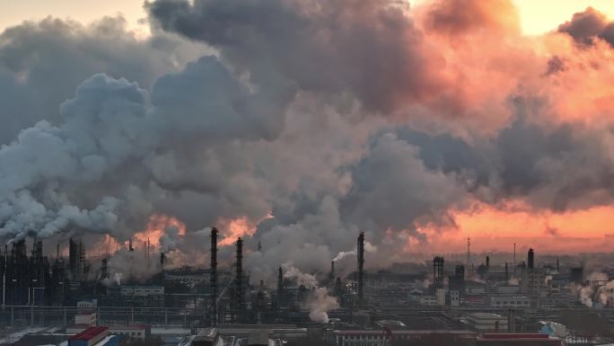 钢铁重工业石油化工厂烟雾排放大气壮观冬季