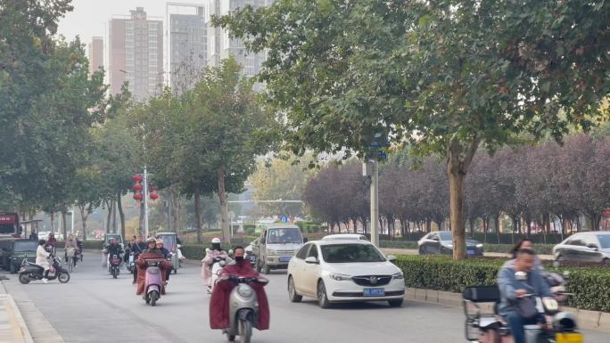 骑电动车带头盔人流车流上摇城市