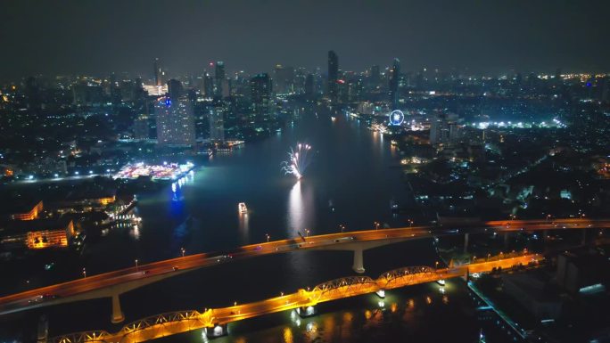 空中无人机的视角多色烟花表演在天空之城。除夕夜。摩天大楼和城市景观庆祝夜晚的灯光