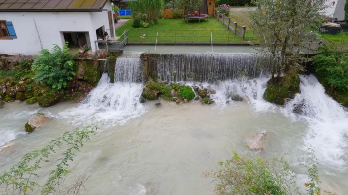 巴伐利亚山麓，河水溢出大坝流入河流