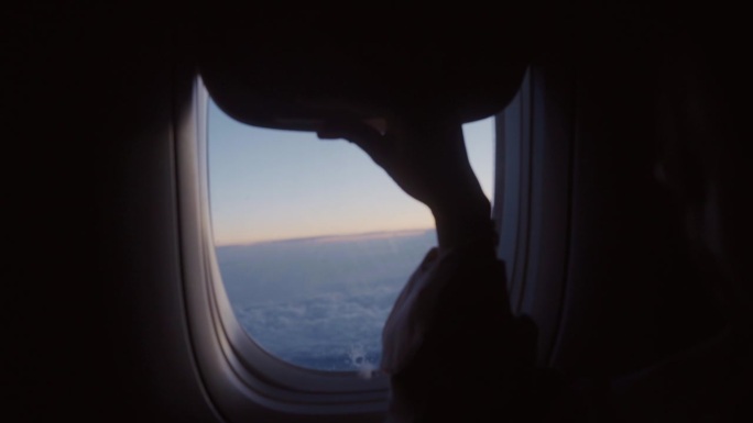 女游客在日本旅行时打开飞机窗户