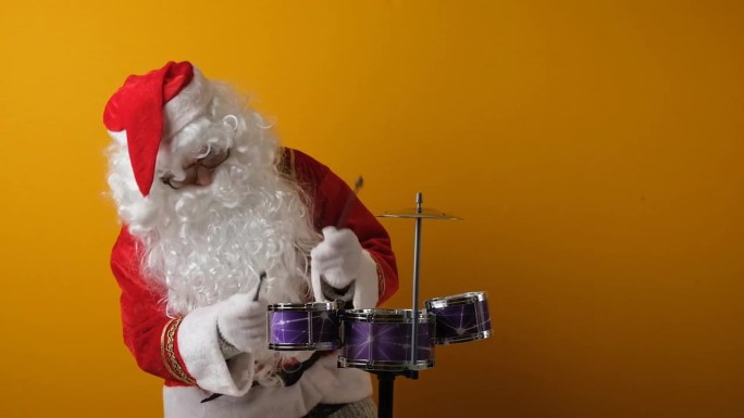 圣诞老人打架子鼓。