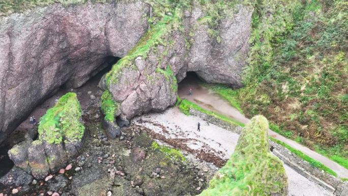 《权力的游戏》位于北爱尔兰安特里姆的库申顿洞穴的航拍视频