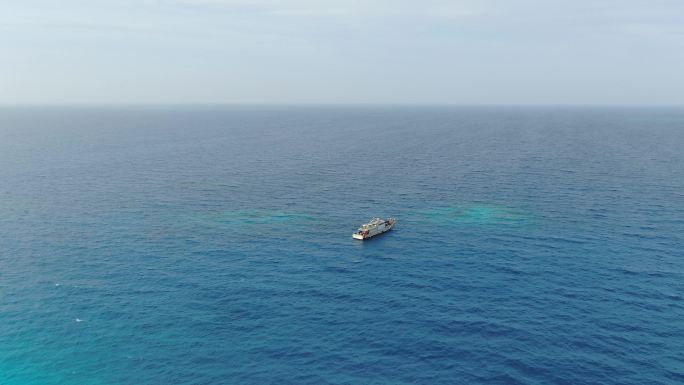 西沙群岛南海岛礁小船航拍