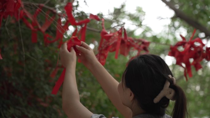 女孩系红丝带祈福好运实拍多个