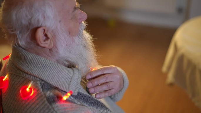 一个满脸胡须的老人把自己打扮得像棵圣诞树。