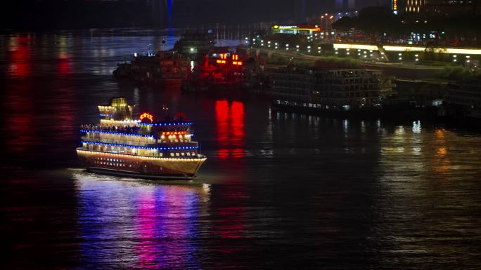 4k实拍重庆夜晚江面上的游船夜景