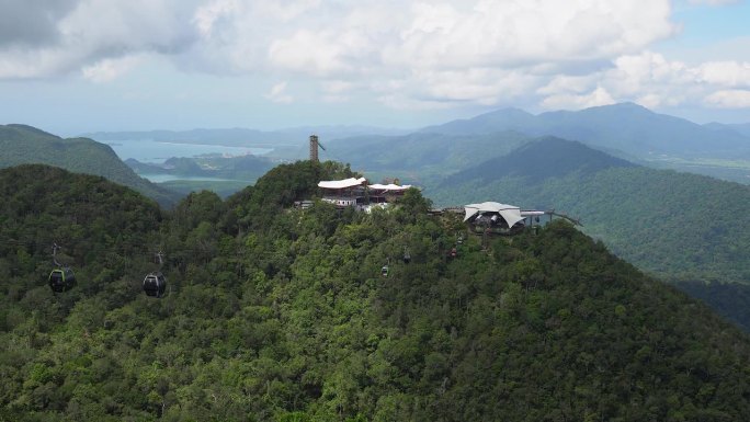马来西亚浮罗交怡山腰上风景如画的旅游缆车