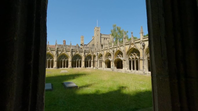 坎特伯雷大教堂的草坪被令人惊叹的柱廊包围