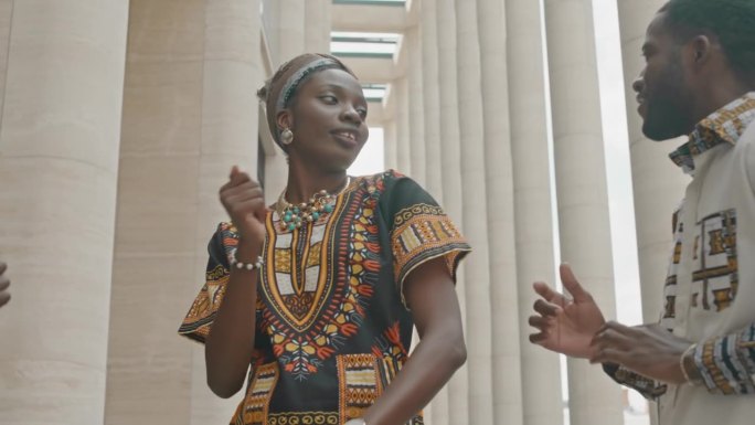 非裔美国朋友三重奏在城市户外跳舞