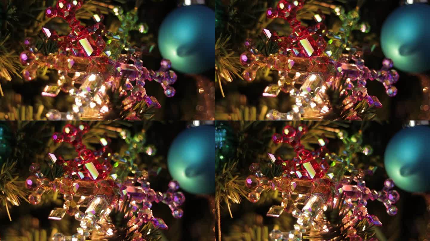 五颜六色的水晶雪花装饰圣诞树