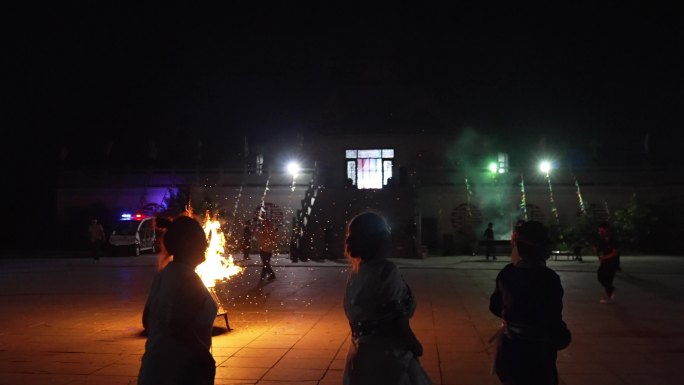 蒙古包夜晚篝火晚会一群人聚会跳舞烟花合集