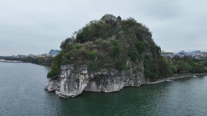 广西省桂林市漓江边上的桂林象鼻山景区