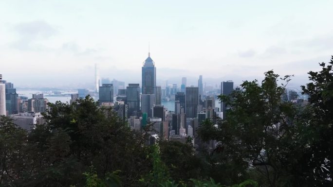 从无人机上看香港，城市天际线上挤满了摩天大楼