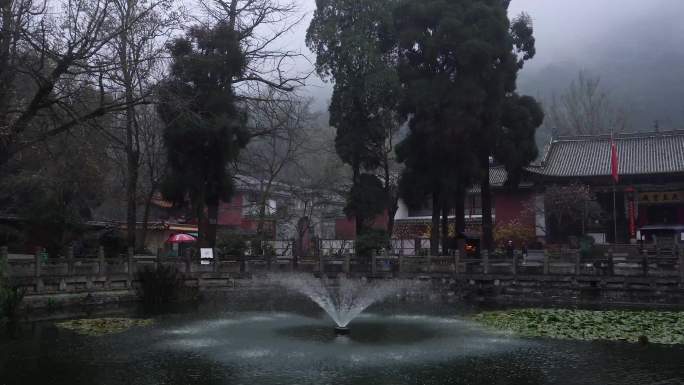 清晨阴雨的西山华亭寺