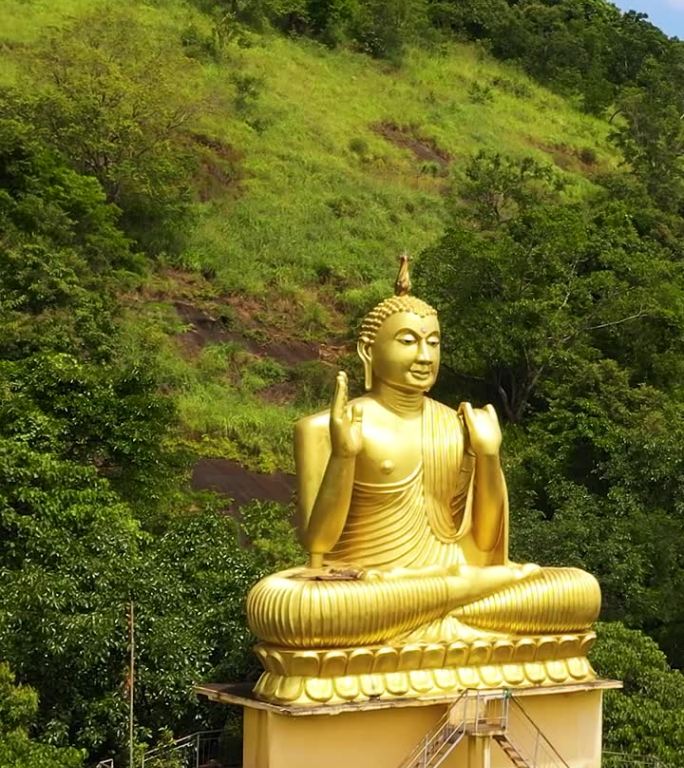 山上有佛像的佛教寺庙。斯里兰卡。