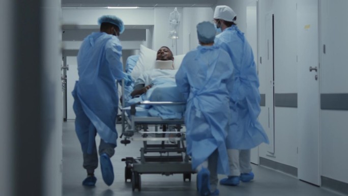 医护人员推着轮床把病人送到手术室