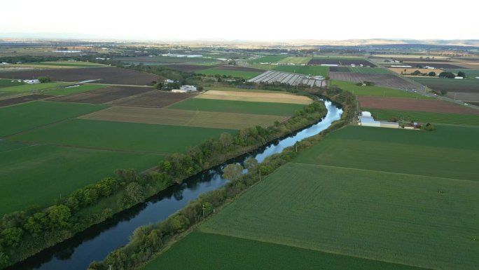 昆士兰加顿附近农村农田的灌溉渠