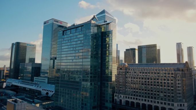 无人机视角下阳光明媚的伦敦城市高层建筑