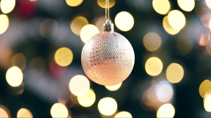圣诞球，金色散景和闪亮的装饰与闪耀的节日，庆祝活动和节日在家里。派对装饰，魔术效果和圣诞彩纸与冬季灯