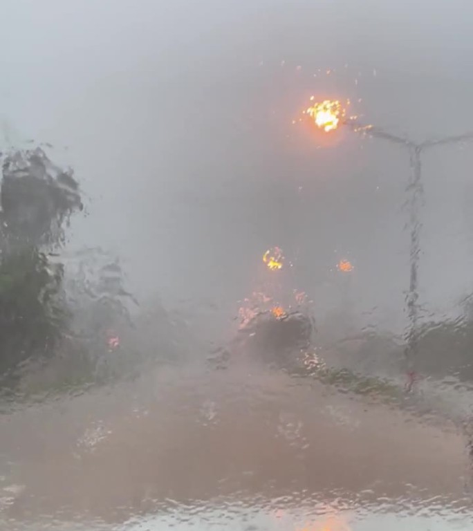 下雨天在路上开车雨天开车下雨天开车