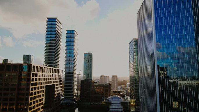 无人机视角下阳光明媚的伦敦城市高层建筑