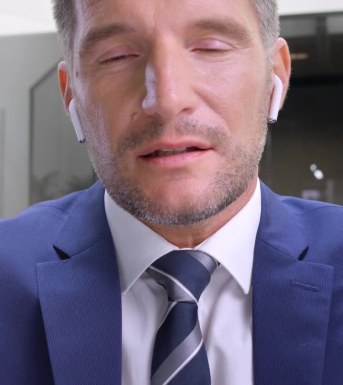 一名男子戴着耳机在进行视频通话