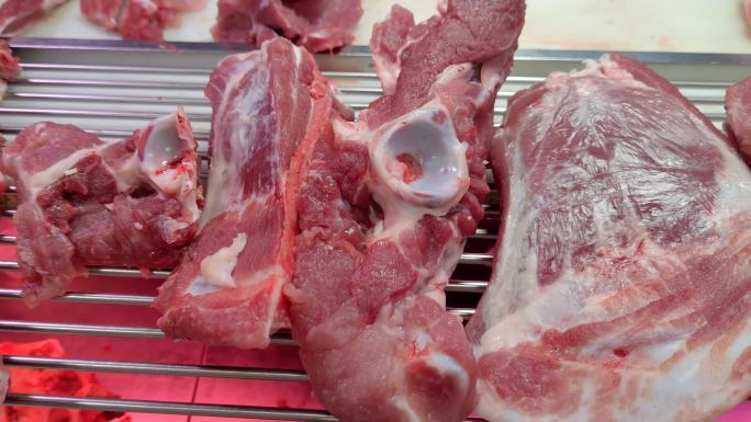 市场猪肉销售生鲜超市新鲜猪肉腱子肉
