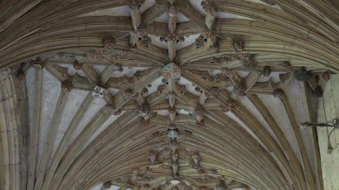 历史悠久的坎特伯雷大教堂装饰精美的回廊天花板