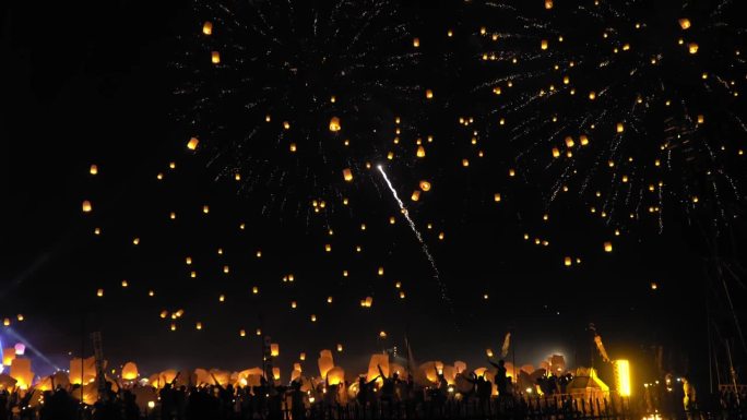 泰国清迈，游客在灯节上漂浮着天灯。