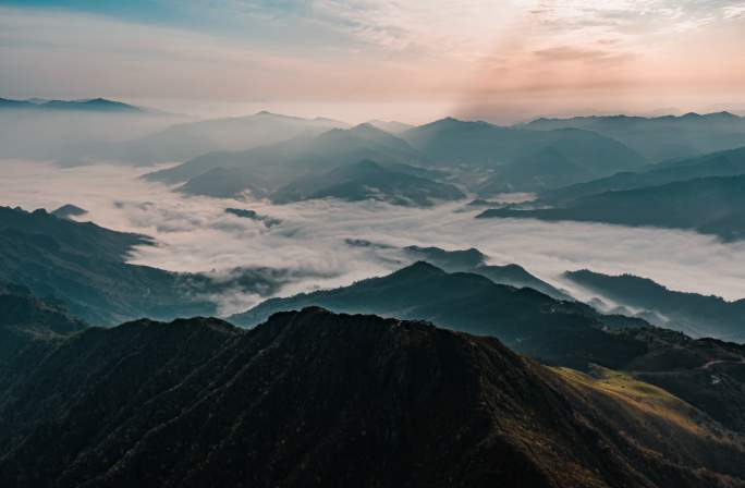 高登山丁达尔光线云海航拍延时