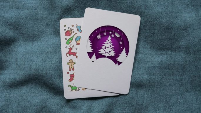 紫色剪纸风格的圣诞树和呈现动画与圣诞快乐的文字垂直圣诞卡