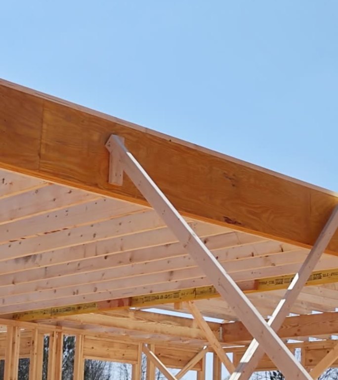 支撑梁在新房屋顶施工中采用木框架桁架