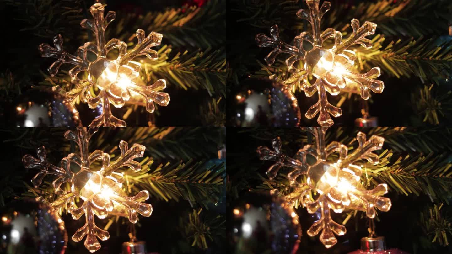 灯光透过圣诞树上晶莹的雪花装饰。
