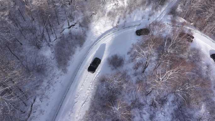 山间雪路爬坡原始森林四驱激情驾驶航拍