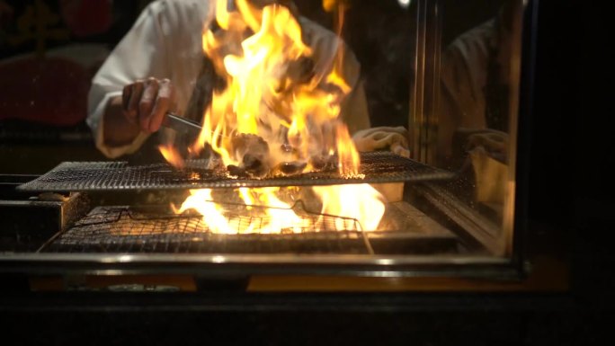 木炭火焰火烤烤鸡肉串日式传统居酒屋食品