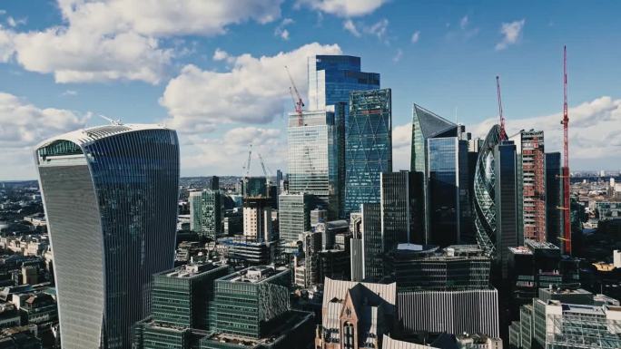 无人机视角下的阳光商业区摩天大楼，伦敦